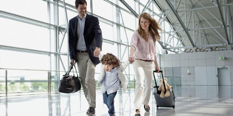 Rodzice z dzieckiem na lotnisku